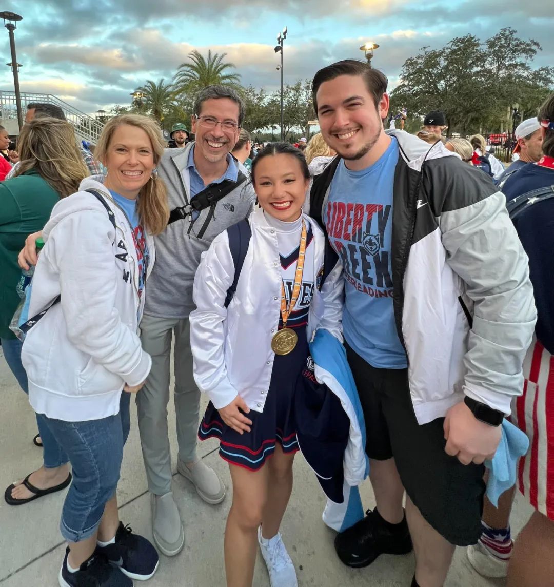 田纳西上千人送行,美国小镇千人送别湖北女孩