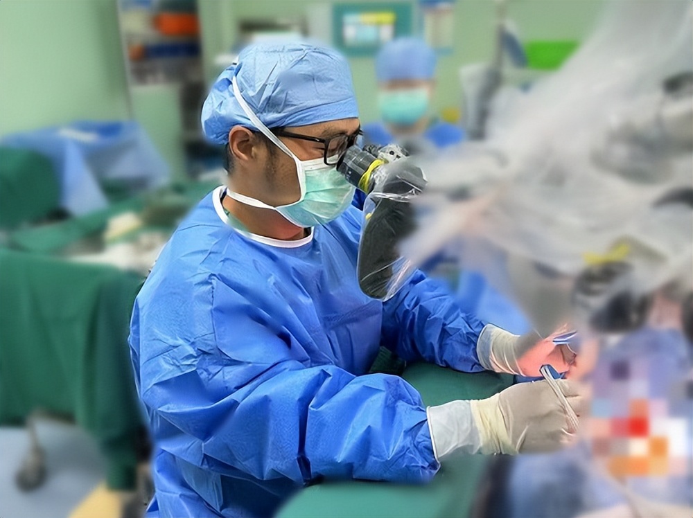 中年男性下半身坠胀不适居然是这个地方长了囊肿