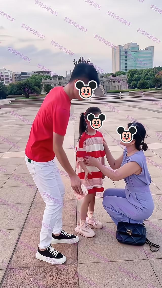 一女子拿生活费给孩子，前夫把钱扔在地上：钱买不回她失去的母爱