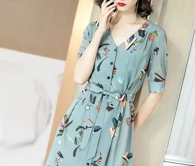 张萌深v长裙造型,张萌镂空大v领礼服