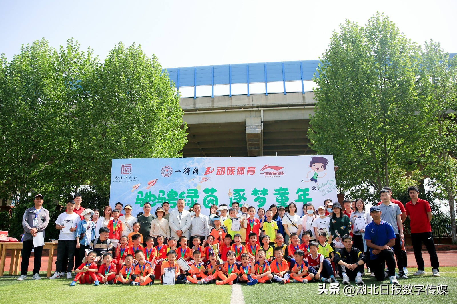 幼儿园孩子足球踢门比赛,幼儿园小朋友踢足球比赛视频