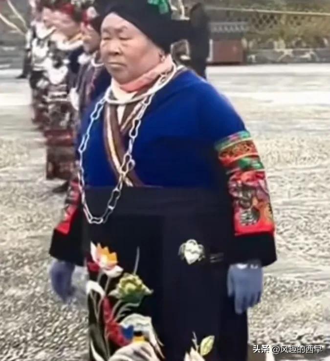 贵州男子骑车2000公里，只为亲眼目睹苗寨景区宣传片的漂亮小姐姐