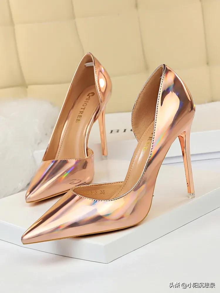 女款小白鞋品牌达芙妮,鞋子女款卓诗尼达芙妮