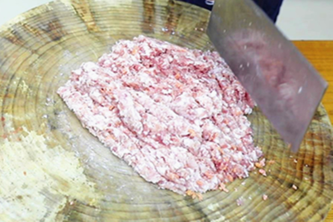 馄饨吃着像饺子?那是馅没调好!牢记“放1味加1油”,馅香汤又鲜