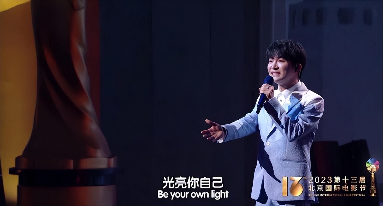 张颂文泪目北影节,北影节开幕式红毯张颂文害羞笑
