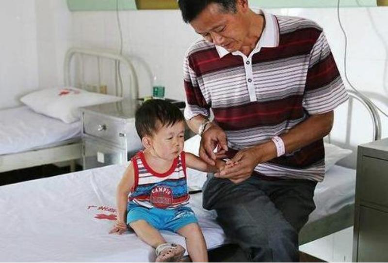 袖珍男子吴康33岁，面容和身高都停留在一岁时期，他如何养活自己