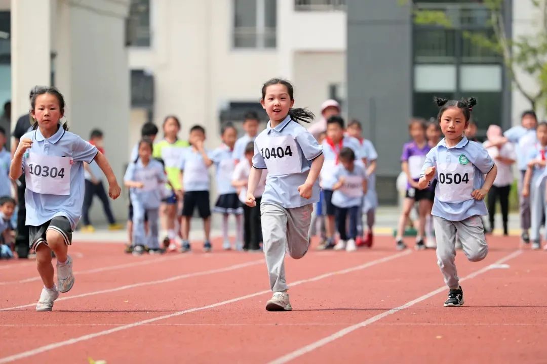 学校开展阳光体育活动的过程,冬季学校开展的体育活动