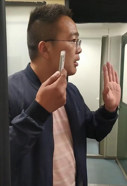 男子买硬座进卧铺教训乘务员,男子占卧铺反教育乘务员后续