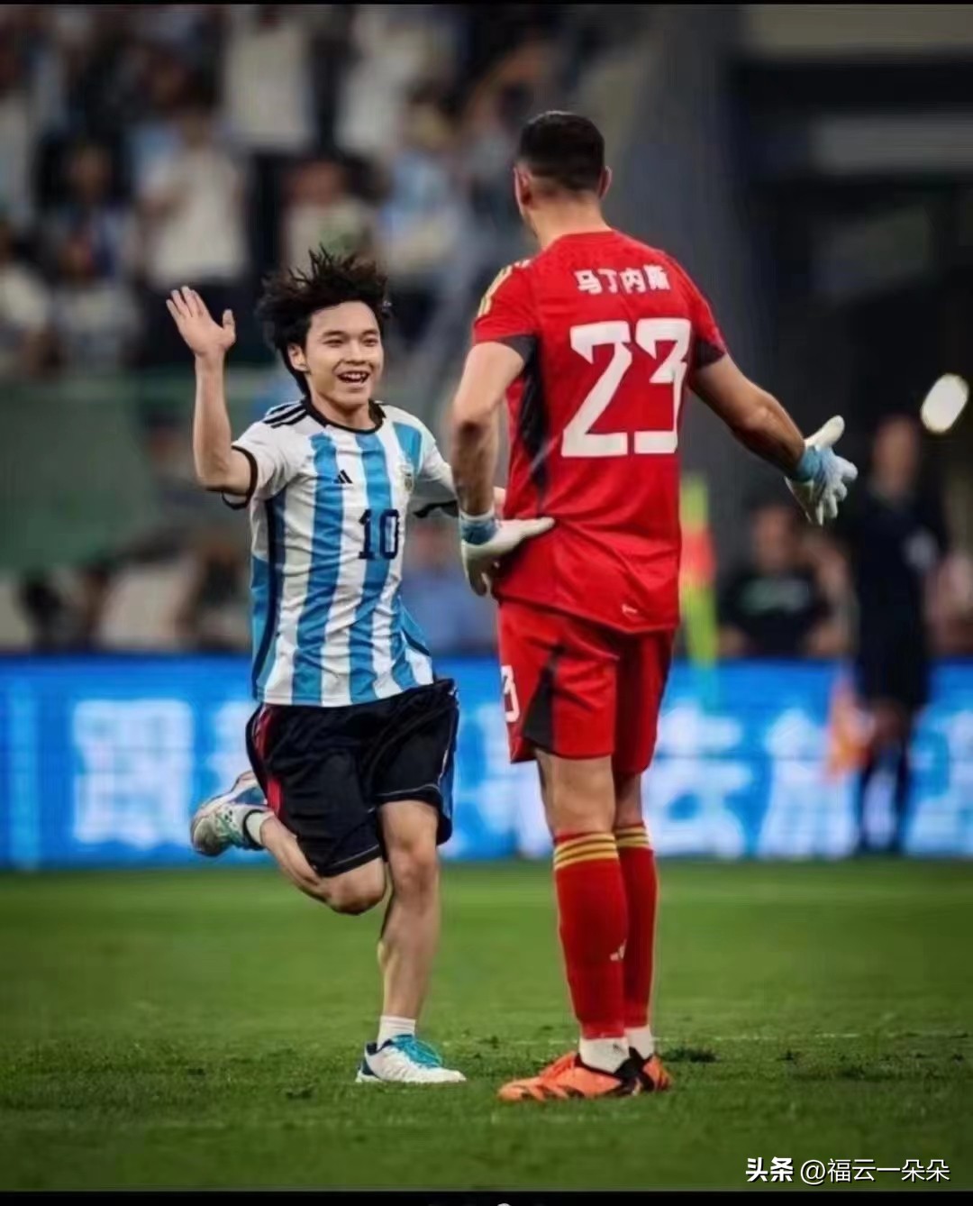 球迷冲进球场拥抱梅西道歉被判刑,闯赛场抱梅西的男生