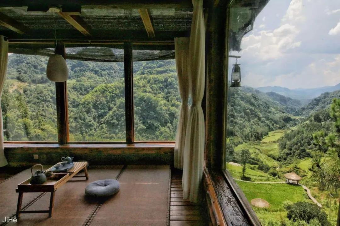 神仙眷侣辞掉高薪工作，爆改废弃山谷，悬崖高空造无边恒温泡池