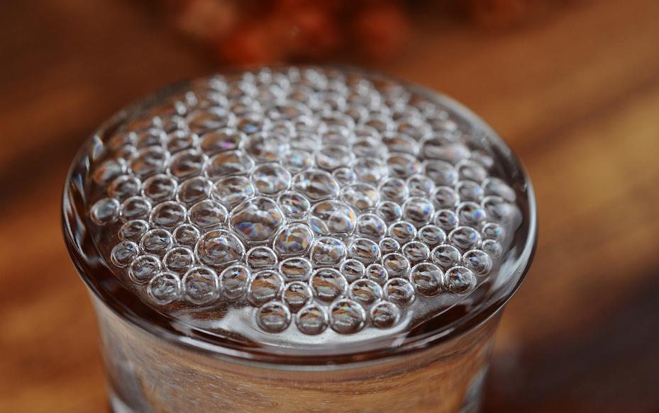 男子鉴定茅台酒真的假的,男子上门鉴定几十瓶假茅台发飙