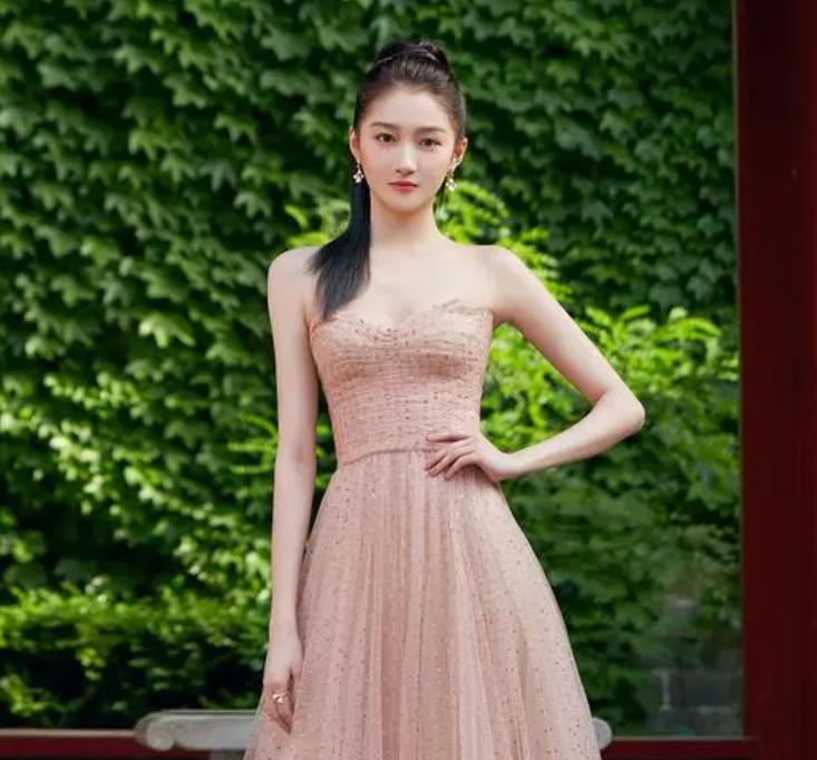 关晓彤为谁挡热搜,关晓彤烂大街造型