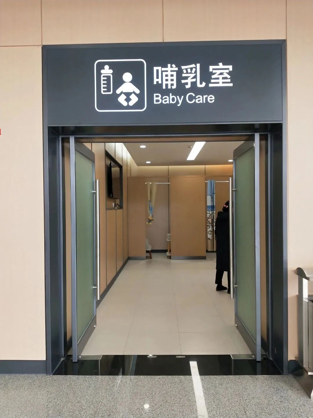 益阳妇联联合打造高铁站“儿童乐园”，小朋友在这里候车超暖超开心~