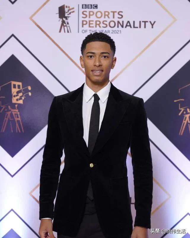 小白看国足,贝林厄姆小球迷回头