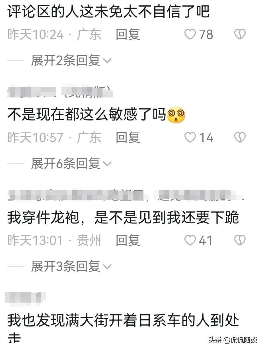 女孩穿日本军服夜市打闹,女子穿日本军服在夜市