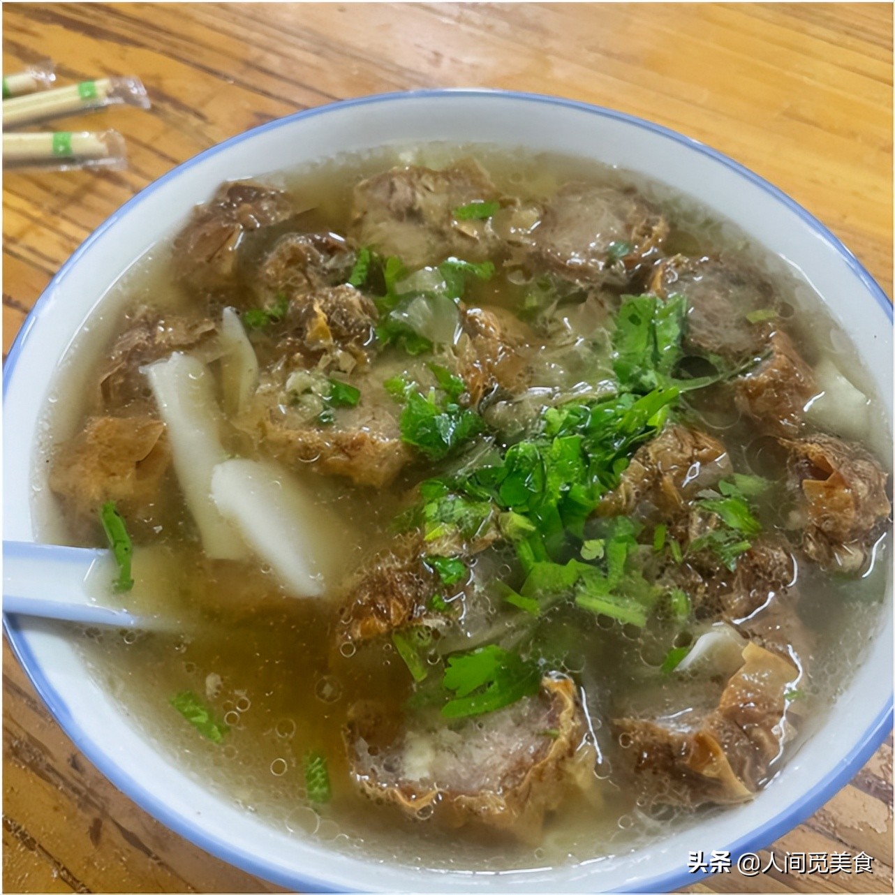 广东小镇上的这家店,3代人传承30年,环境脏破旧客人也抢着吃