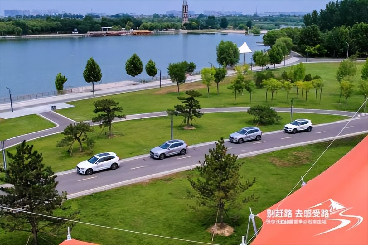 远离喧嚣享受短暂悠然自在的下午,沃尔沃v60露营睡觉