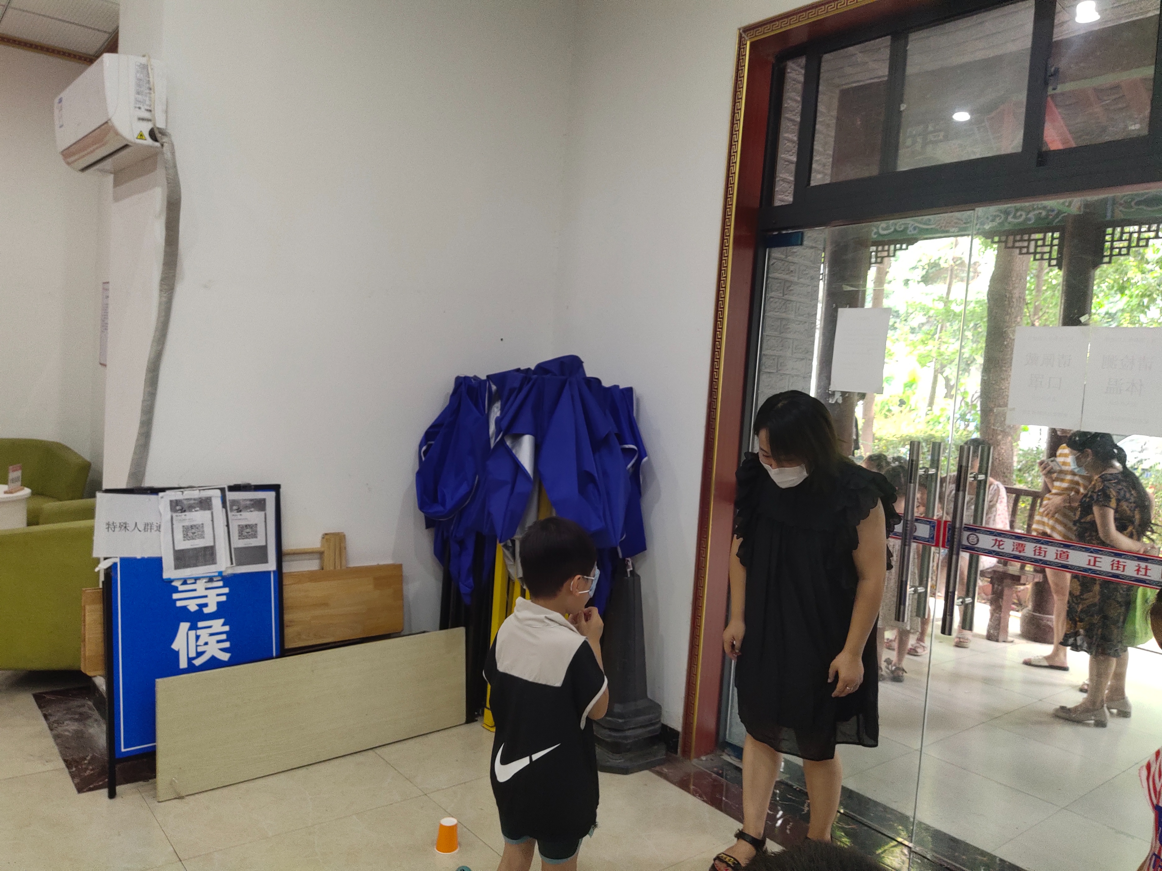 社区开展青少年剪纸制作灯笼活动,社区开展剪纸制作灯笼活动