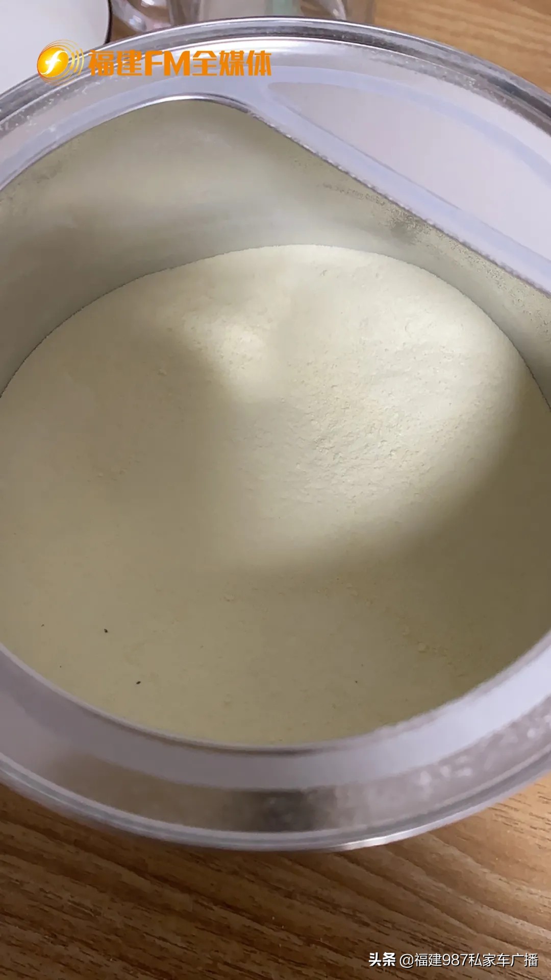 同品牌奶粉有的里面有黄褐色颗粒,奶粉里面有褐色的颗粒是什么