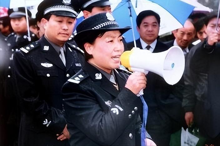 打掉200多个黑势力！如全国警察都像“任长霞”，还会有黑势力？