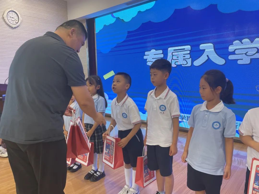 海娃专属成长册礼包！玄武区这所小学迎来130余名新生入学！