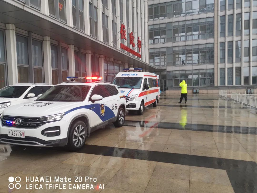 太原交警：窗外下着雨，我在守护你