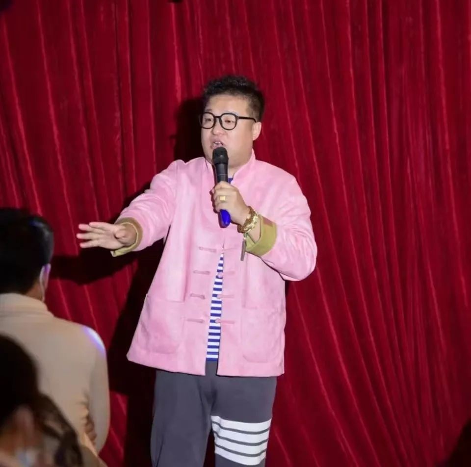 80后妈妈一边带娃一边上班,80后的全职妈妈带孩子