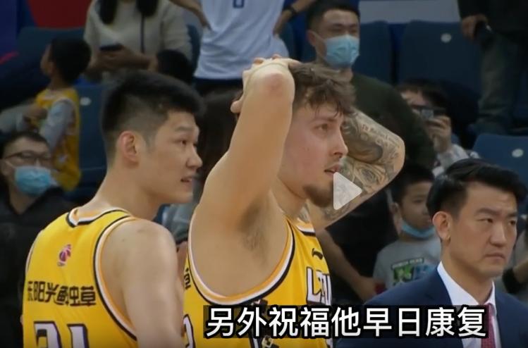 大卫詹姆斯重伤冲上热搜!球迷呼声一边倒,胡金秋的冷漠被放大