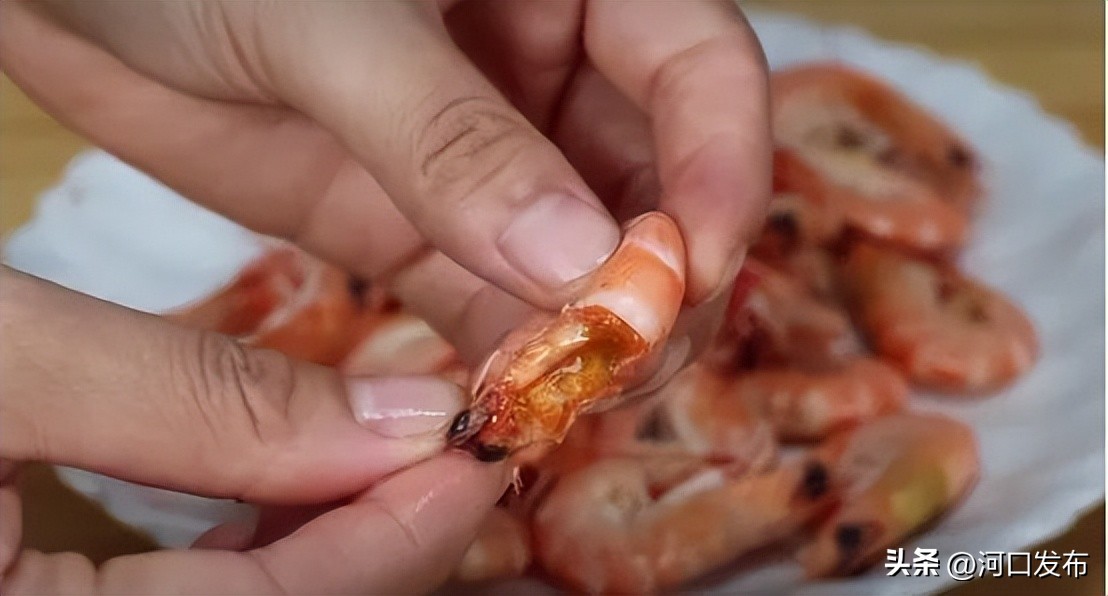虾头有黄色还能吃吗,虾头的黄色的东西到底能吃吗