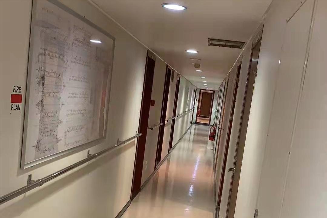 欺人太甚！船到南非，船员的好心行为遭遇女人无故找事，做人太难