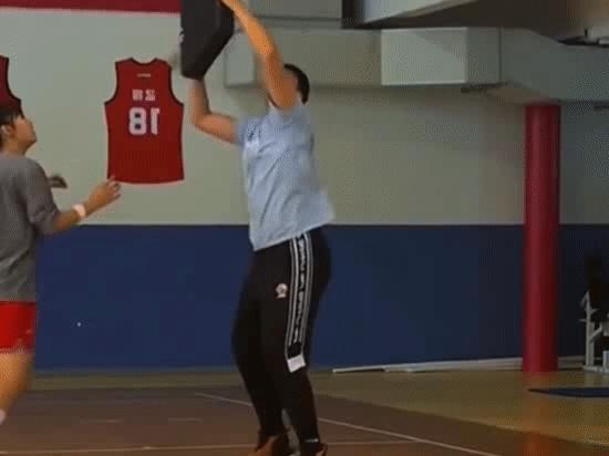 韩旭世界篮球最高殿堂定妆照，李月汝和男友甜蜜训练挥汗如雨