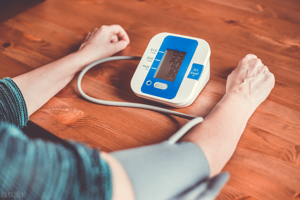 老式血压计和电子血压计哪个准,怎样用电子血压计准确测血压