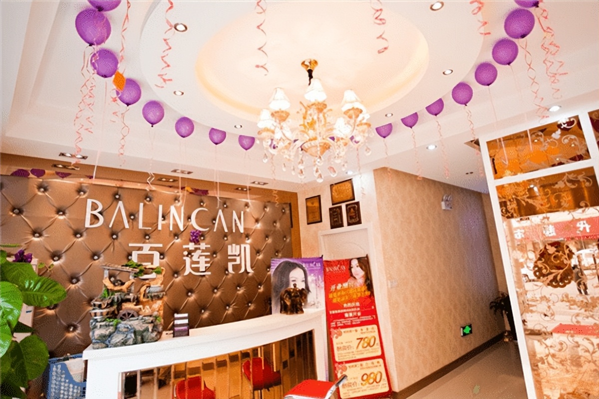 想开一家美容院应该怎么做,现在是自己开美容院好还是加盟好