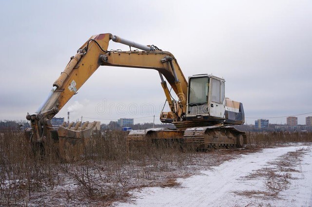 三一挖掘机更换液压油视频,日立挖掘机更换液压油过程