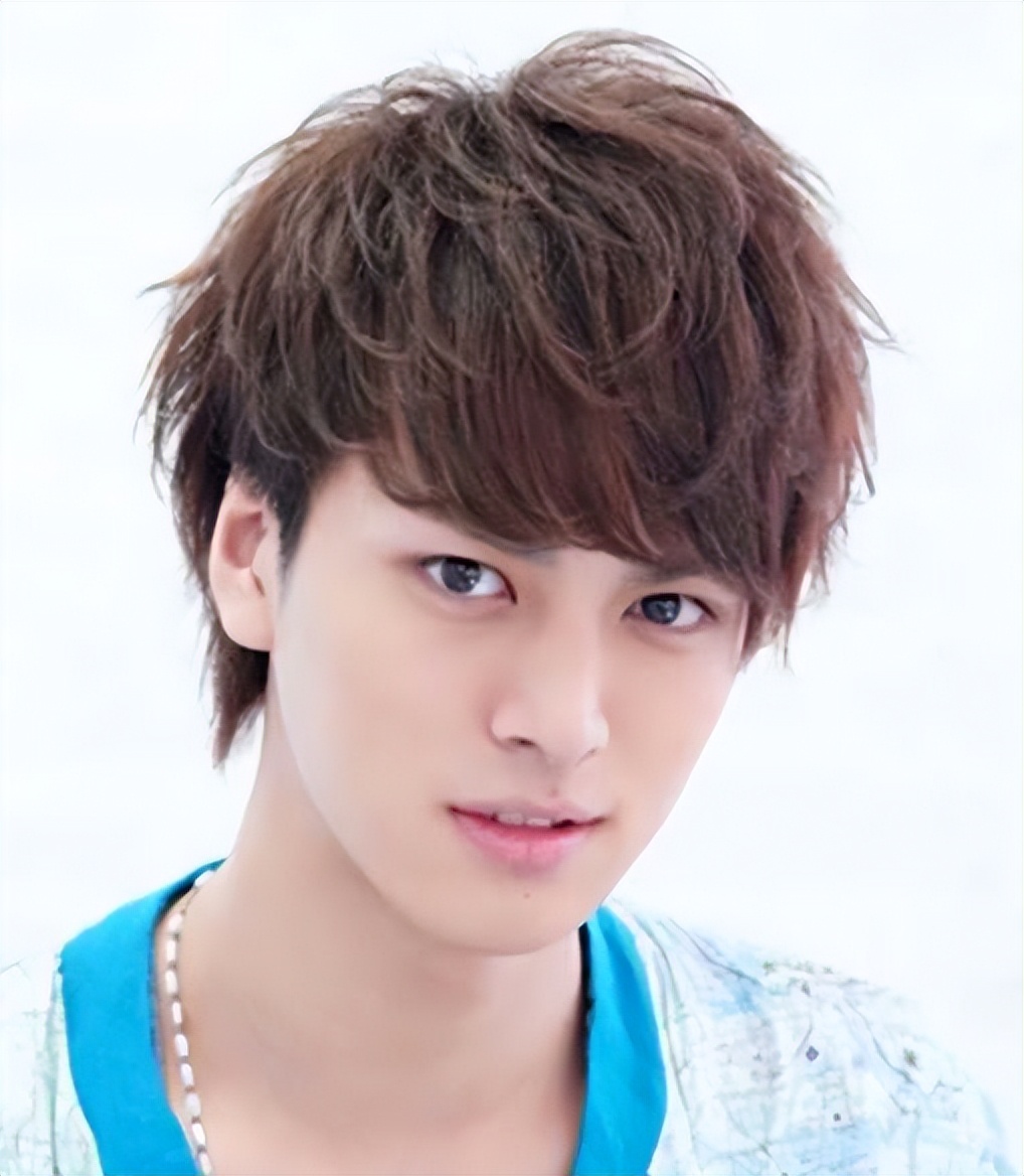 男人到40岁要理什么发型才更好看,男人过了40岁发型这样剪精神帅气