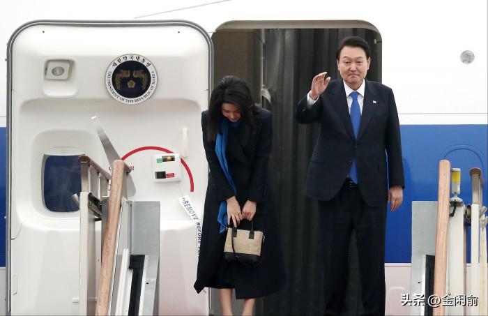 韩第一夫人穿军装被批抢总统风头,韩第一夫人穿军装被批