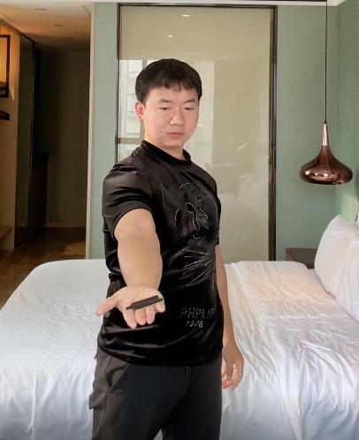 小伙模仿电影练成摘叶飞花,东方不败的飞花神功