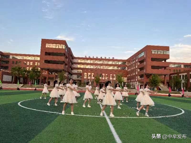 中牟县狼城岗中学首届校园足球文化节活动:“足”够精彩“球”驰绿茵