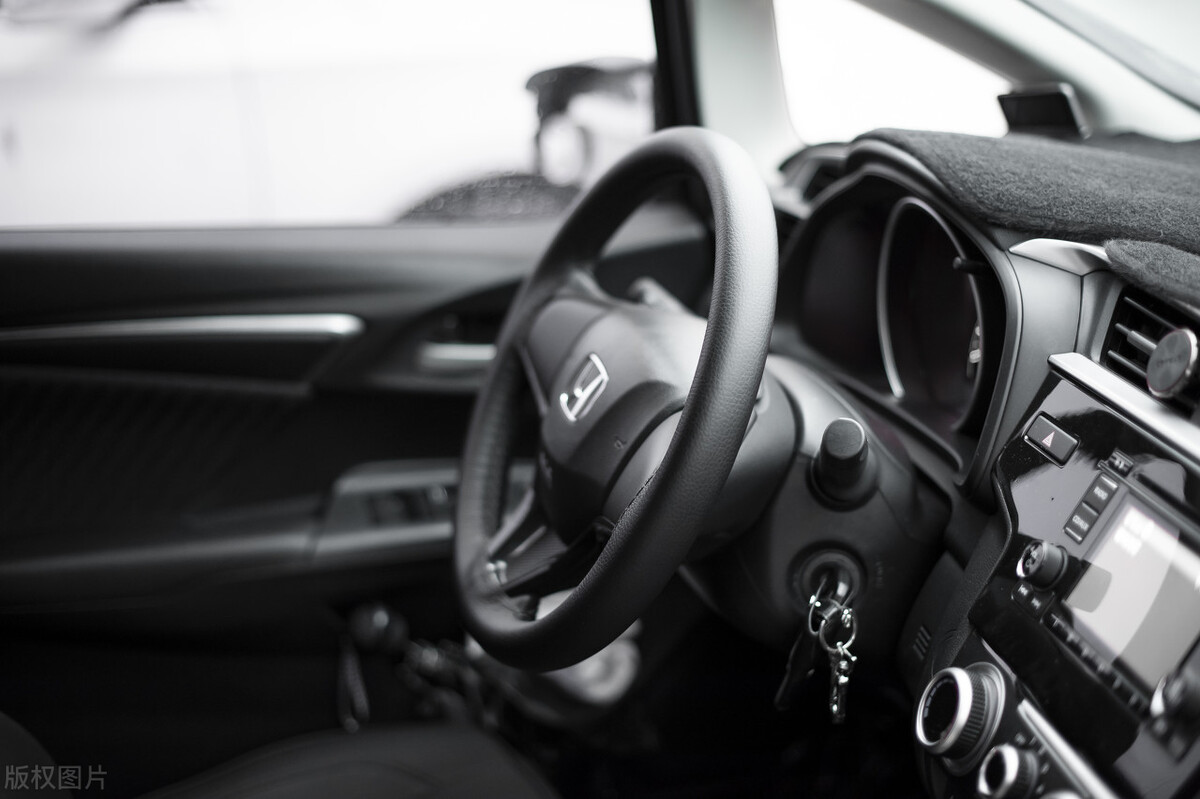 汽车钥匙转不动怎么回事打不着火,车钥匙打火转不动是怎么回事