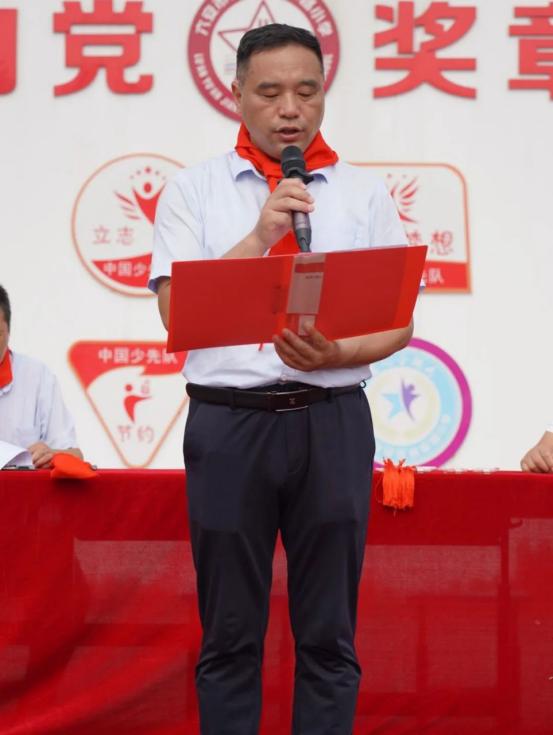 高举队旗跟党走争做优秀少先队员,高举队旗跟党走争做新时代好少年