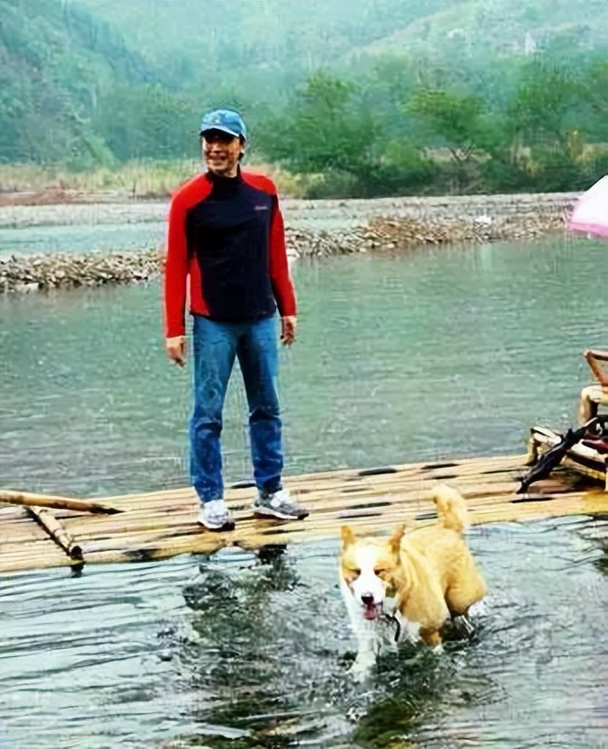 “亚洲*男美**”尊龙：无父无母，无儿无女，71岁孑然一身，一生孤独