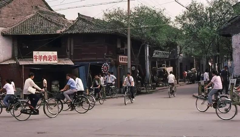 女子穿侵华日军服装摆拍新闻视频,女子身着日本侵华军装露脸