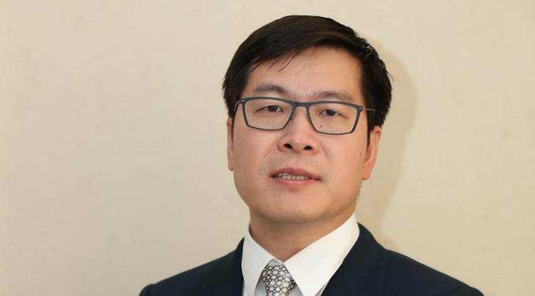 他穷到花老婆钱，24岁创业，靠卖网站域名发家，现身家75亿