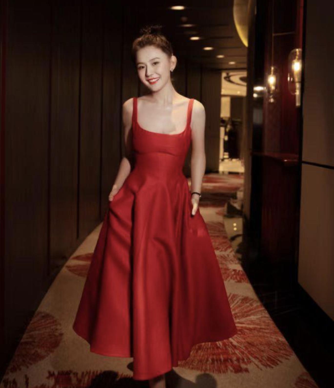 金星直播吐槽明星穿深v,金星吐槽明星走红毯捂胸