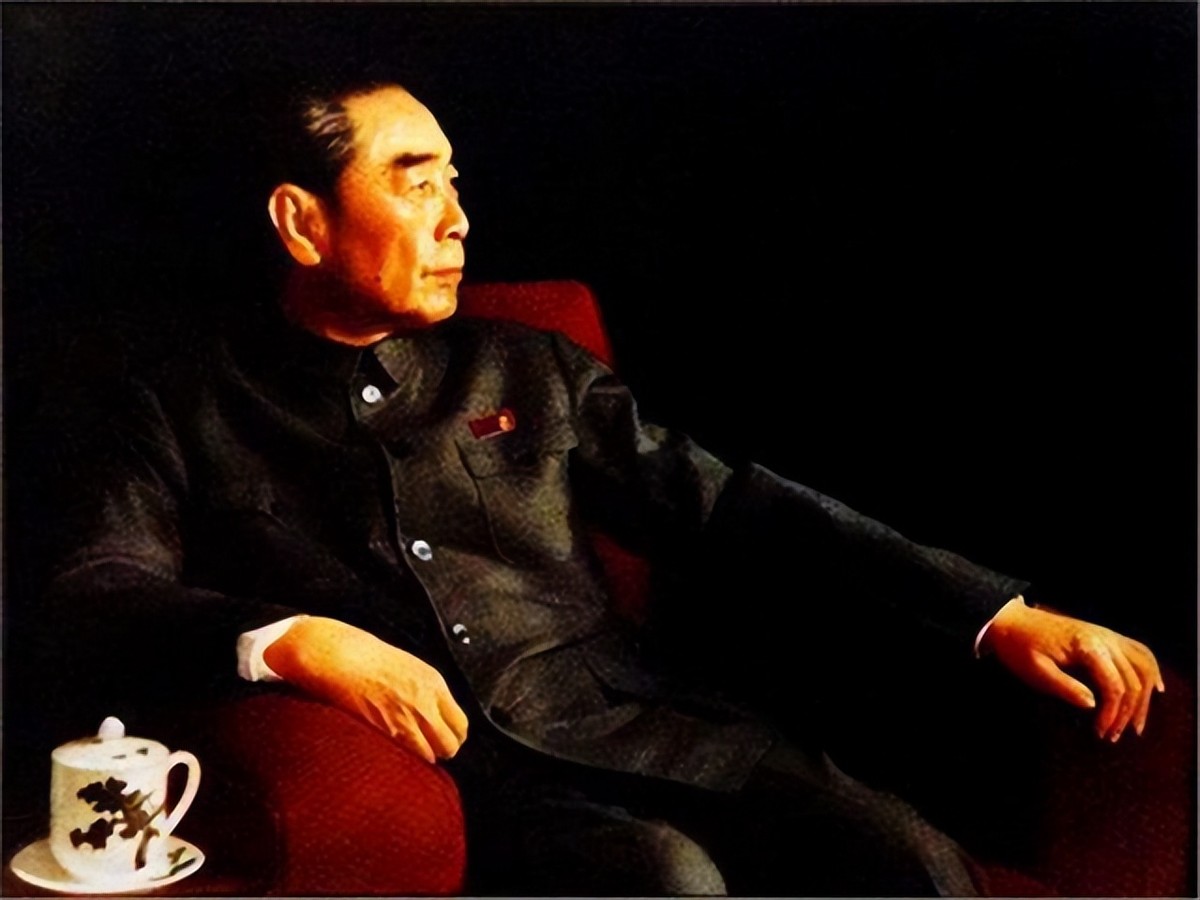 1974年，毛主席指着70岁的*小平邓**说道：香港回归是你们的事情