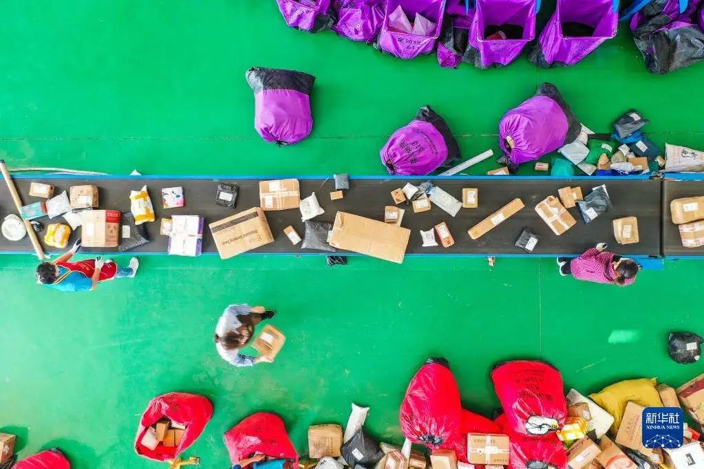 宝贝快上车！快递“送送送”模式开启→