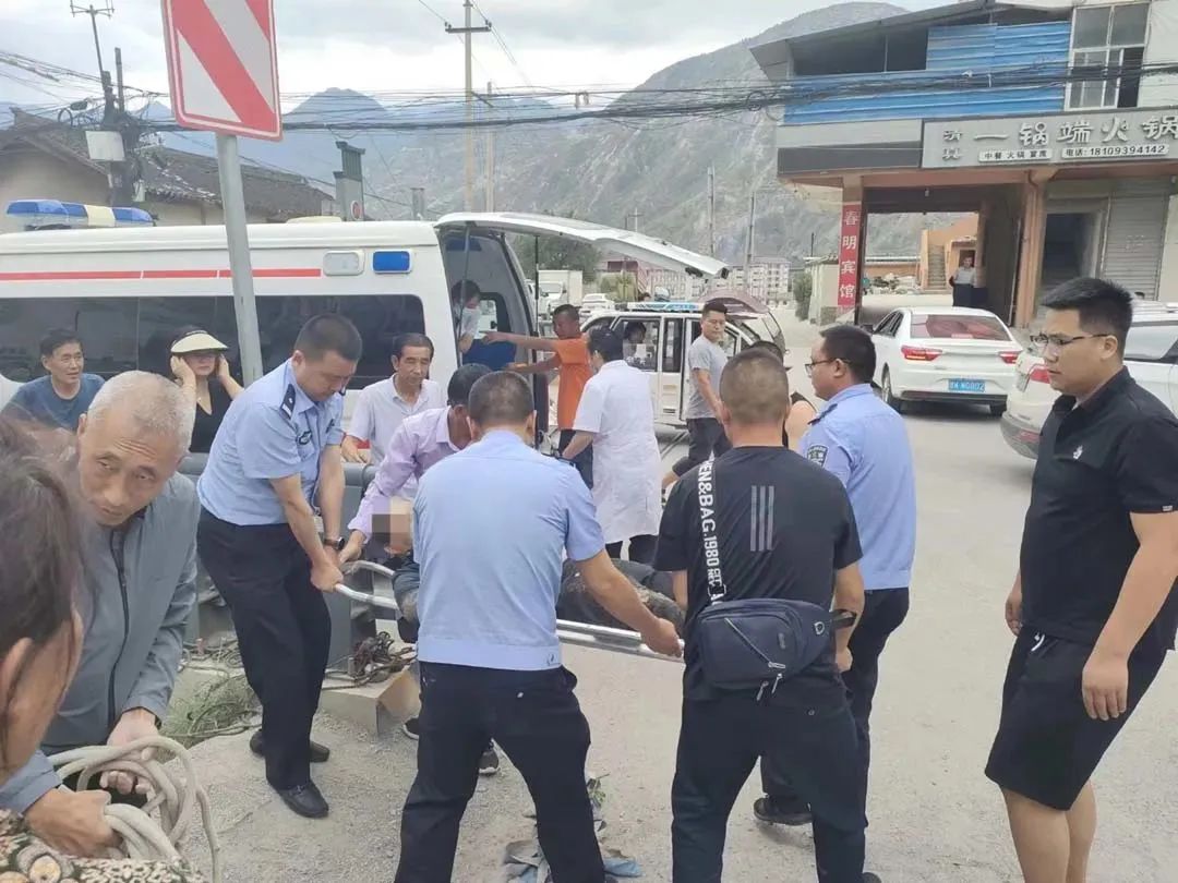 徽县公安交警开展“电影下乡”交通安全宣讲活动【三分钟警事速览】