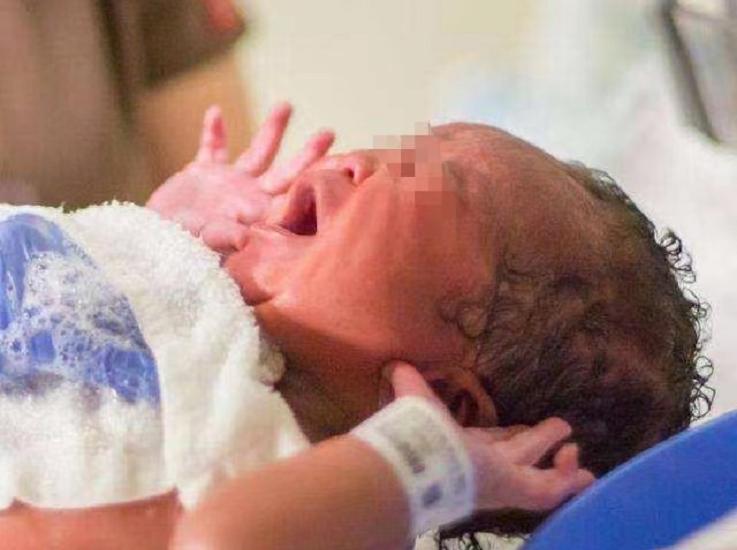 湖南31岁男子发现4岁儿子非亲生,戴绿帽游街,岳母:都是他没用!