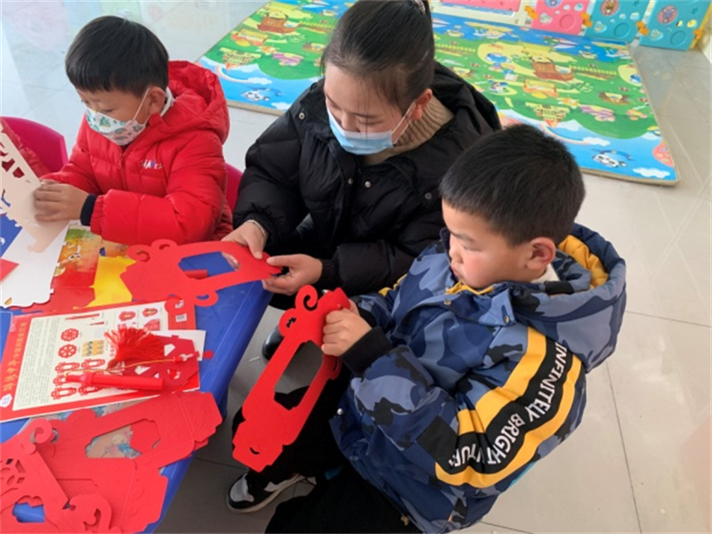 举办新时代文明实践元宵节花灯展,缤纷的冬日灯笼制作