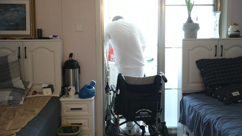 抱着“师父”画像不许人碰，大肆为境外“师父”敛财……他们，为何如此疯迷？